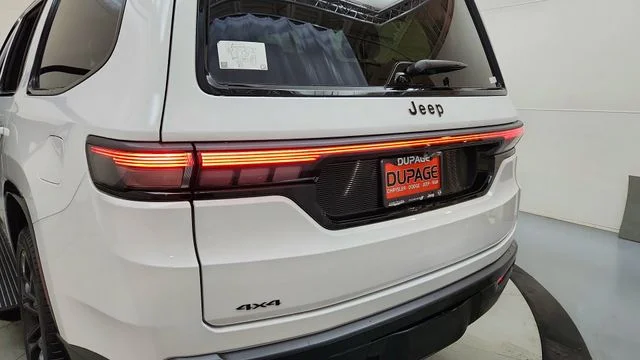 New 2026 Bright White Clear-Coat Exterior Paint Jeep Summit Obsidian image 17