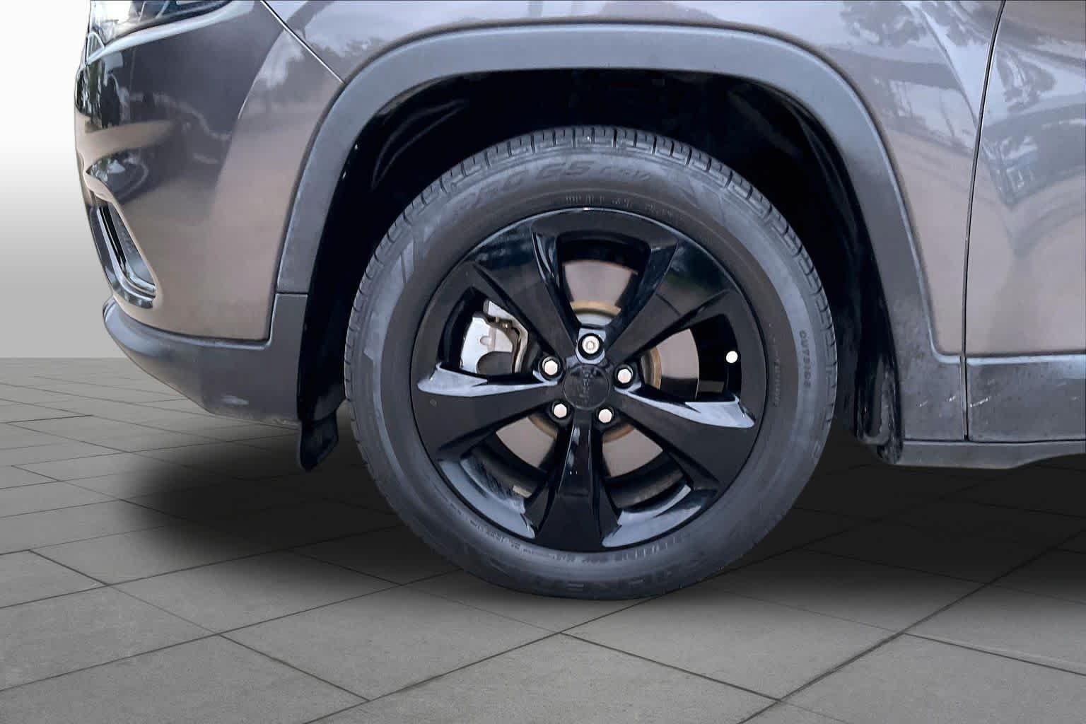 Used 2019 Granite Crystal Metallic Clearcoat Jeep Altitude image 11