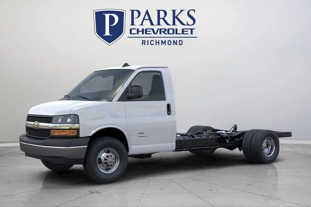 New 2025 Summit White Chevrolet 1WT image 2
