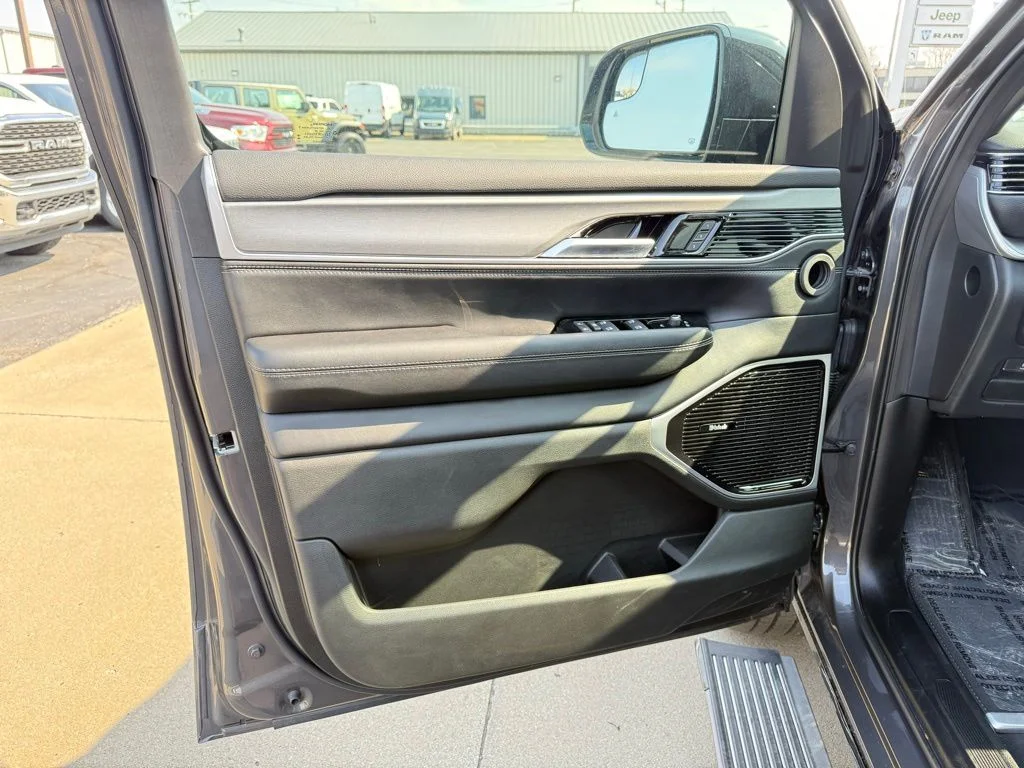 New 2026 Baltic-Gray Metallic Clear-Coat Exterior Paint Jeep Limited Altitude image 16