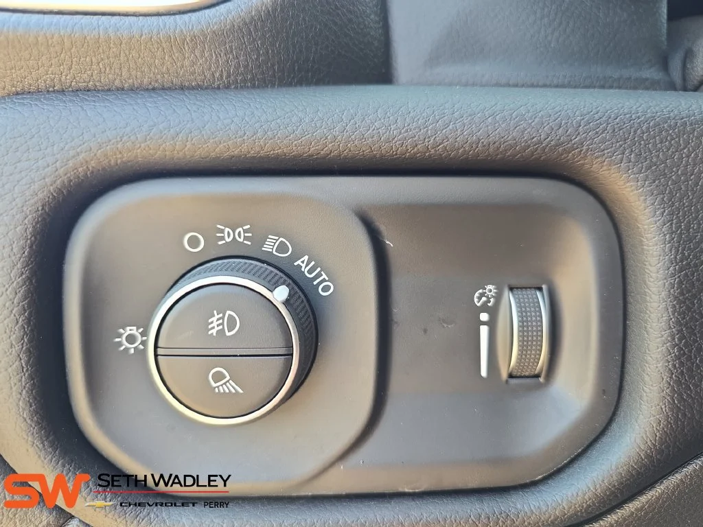 Used 2025  Ram Big Horn image 25