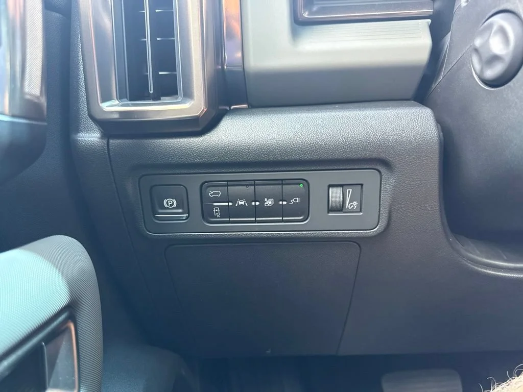 Used 2025 Solar Orange GMC 2X image 25