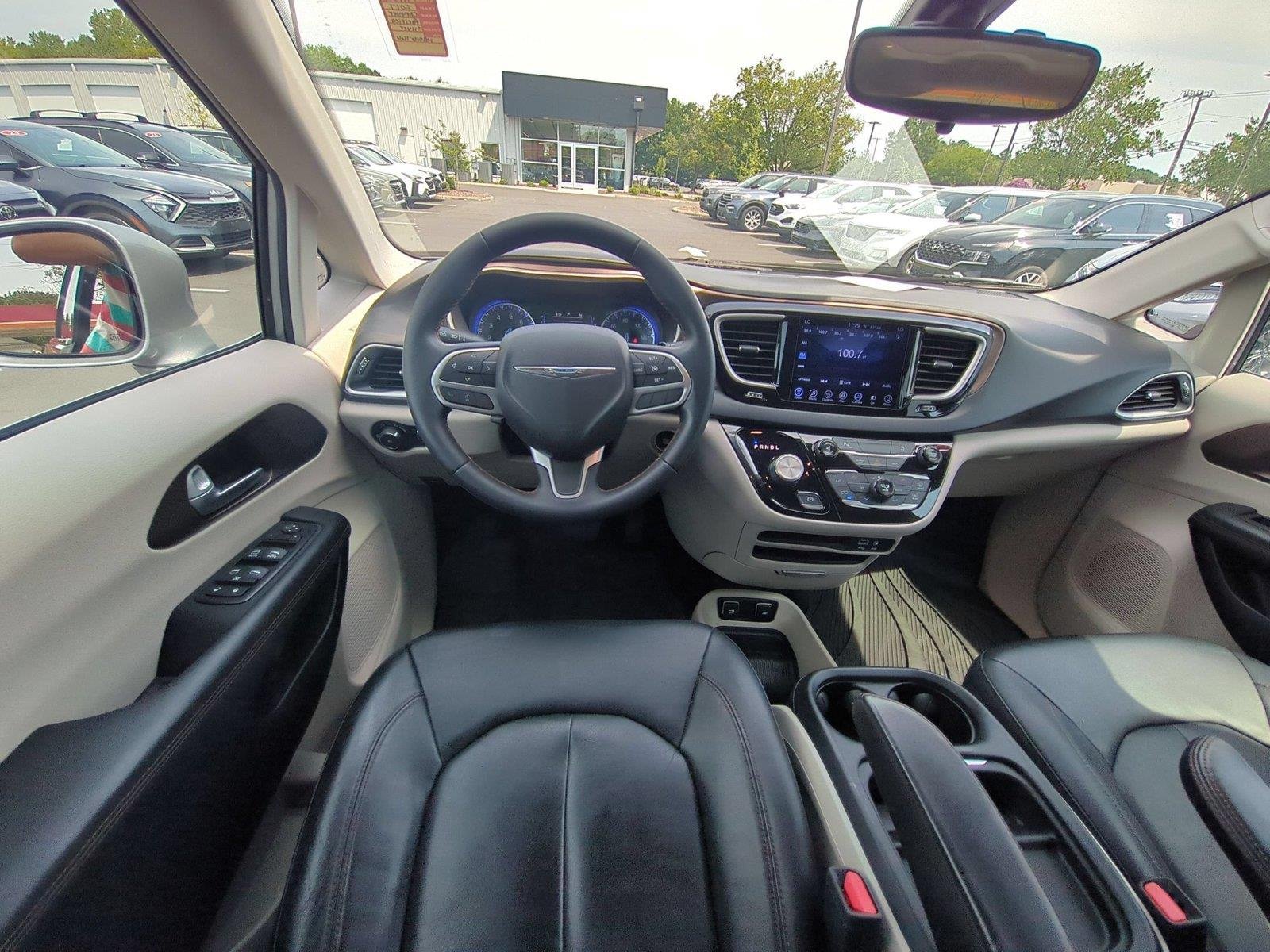 Used 2017 Billet Silver Metallic Clearcoat Chrysler Touring-L image 33