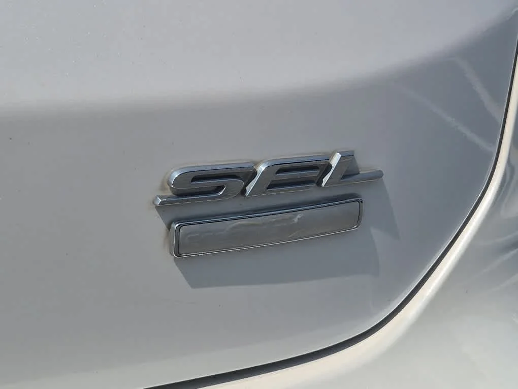 Used 2019 White Platinum Metallic Tri-Coat Ford SEL image 22