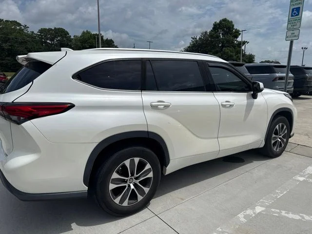 Used 2021 White Toyota XLE image 3