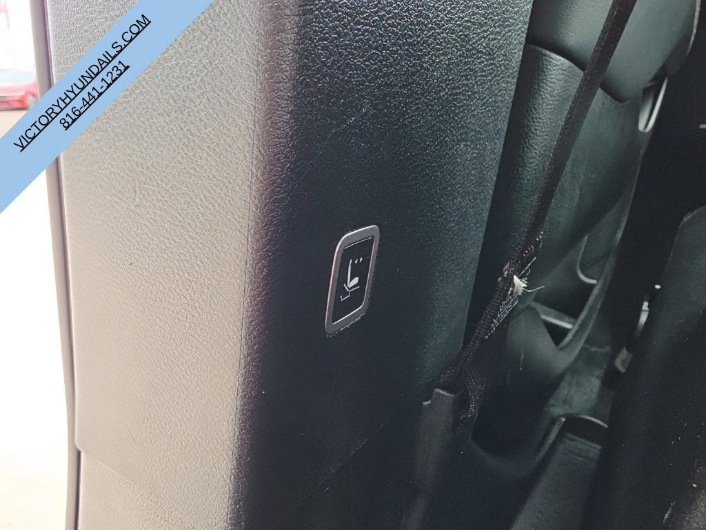 Used 2025 White Chrysler Select image 34