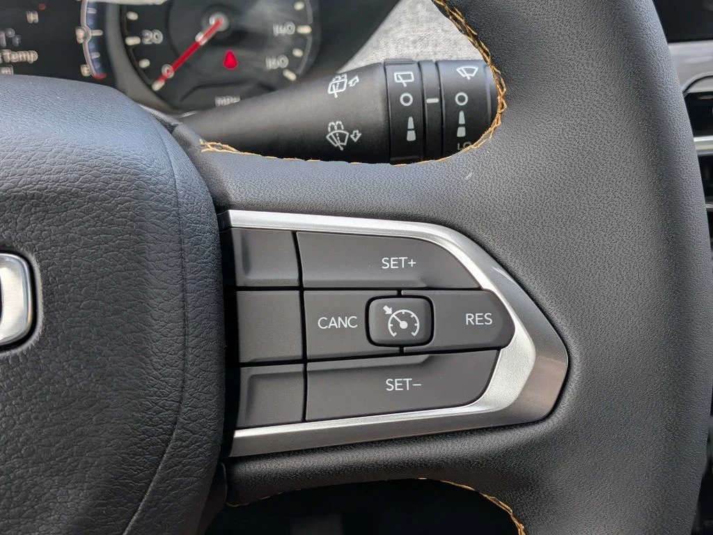 New 2026 Diamond Black Crystal Pearlcoat Jeep Latitude image 23