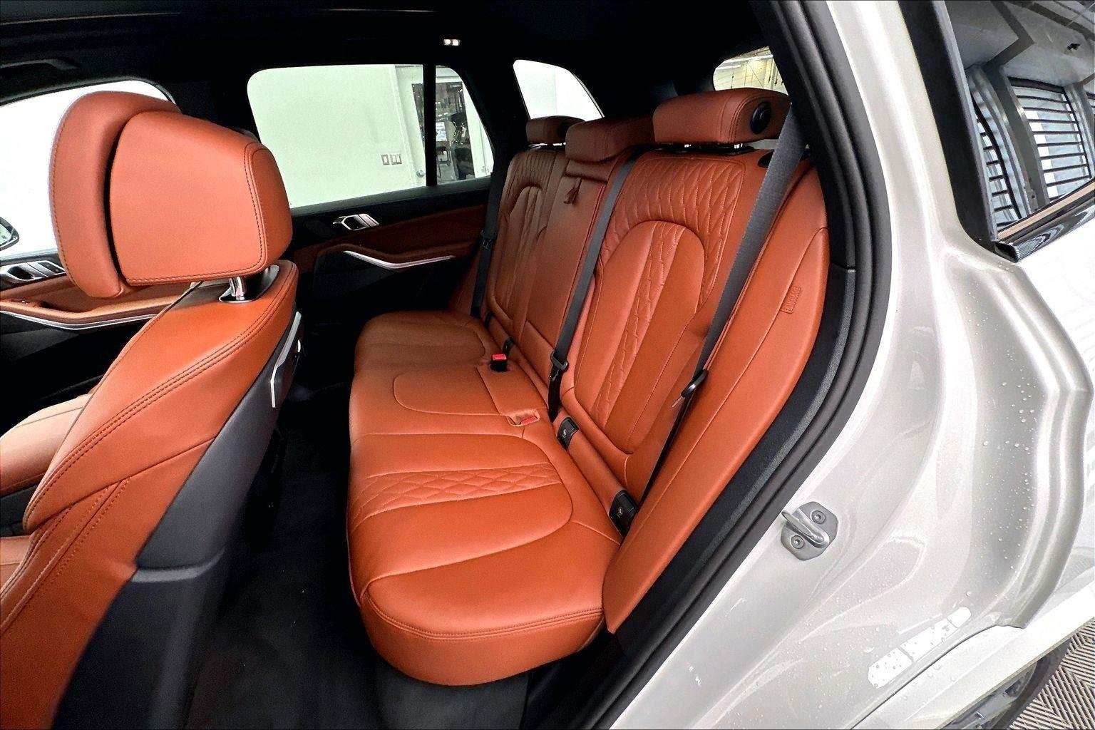 New 2026 Mineral White Metallic BMW xDrive50e image 28