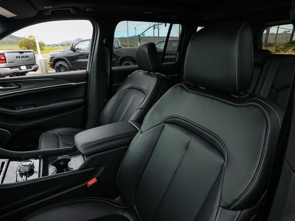 New 2026 Diamond Black Crystal Pearl-Coat Exterior Paint Jeep Limited image 14