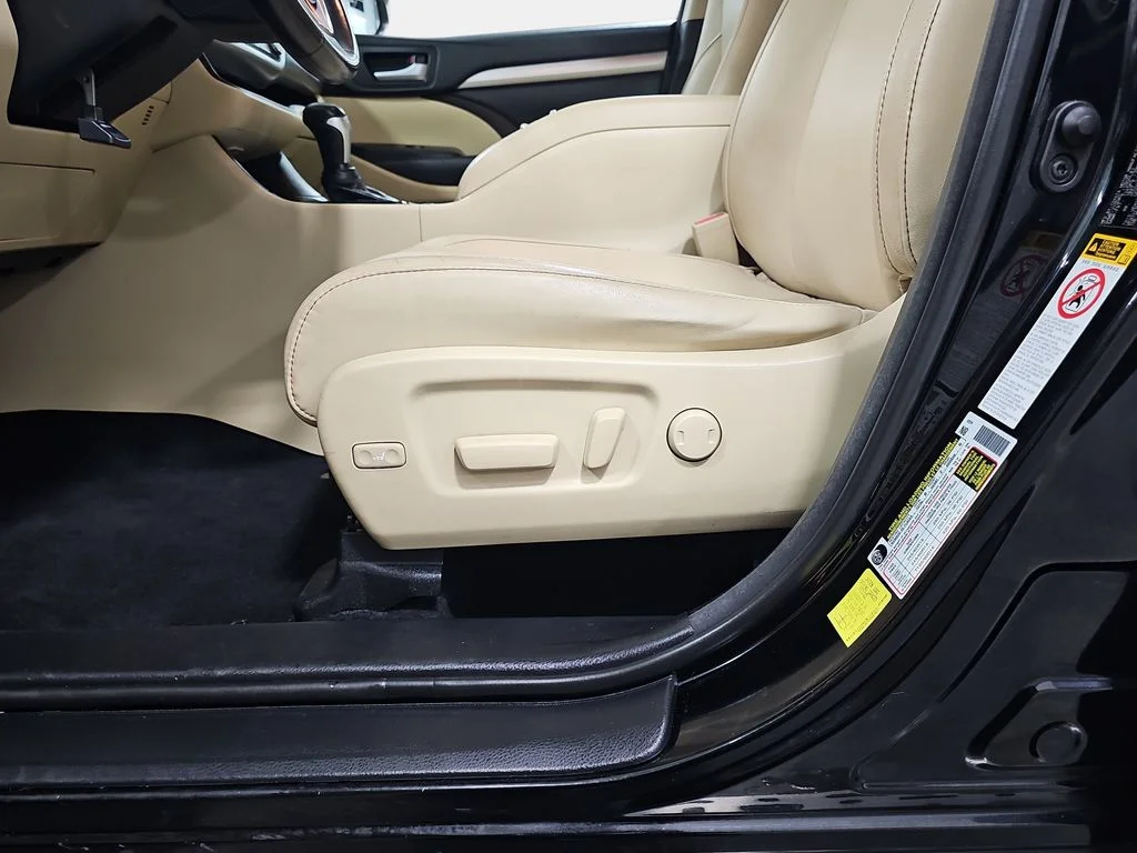 Used 2017 Black Toyota XLE image 31