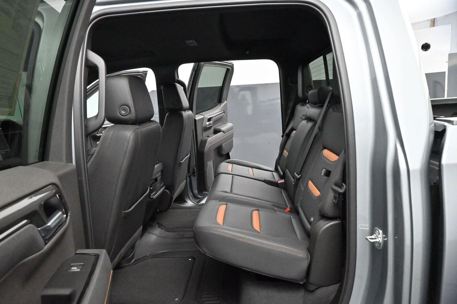Used 2025 Sterling Metallic GMC AT4 image 29