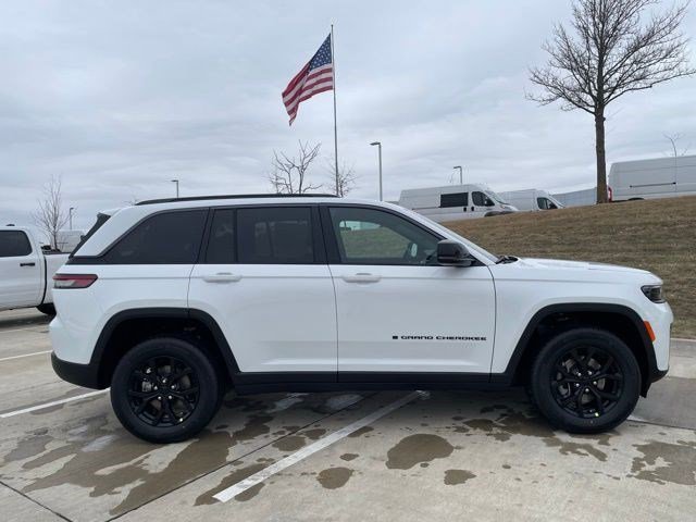 New 2026 Bright White Clearcoat Jeep Laredo Altitude image 6