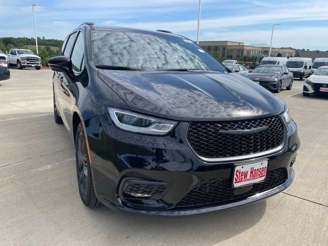 New 2026 Diamond Black Crystal Pearlcoat Chrysler Limited image 6