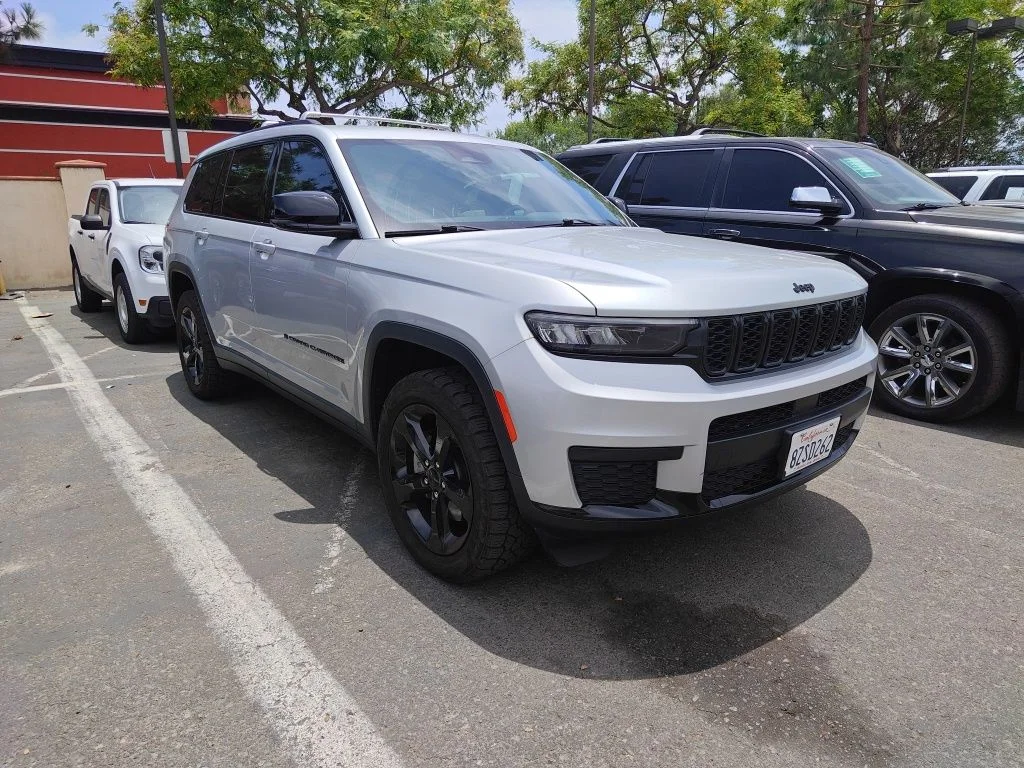 Used 2021 Silver Jeep Altitude image 22
