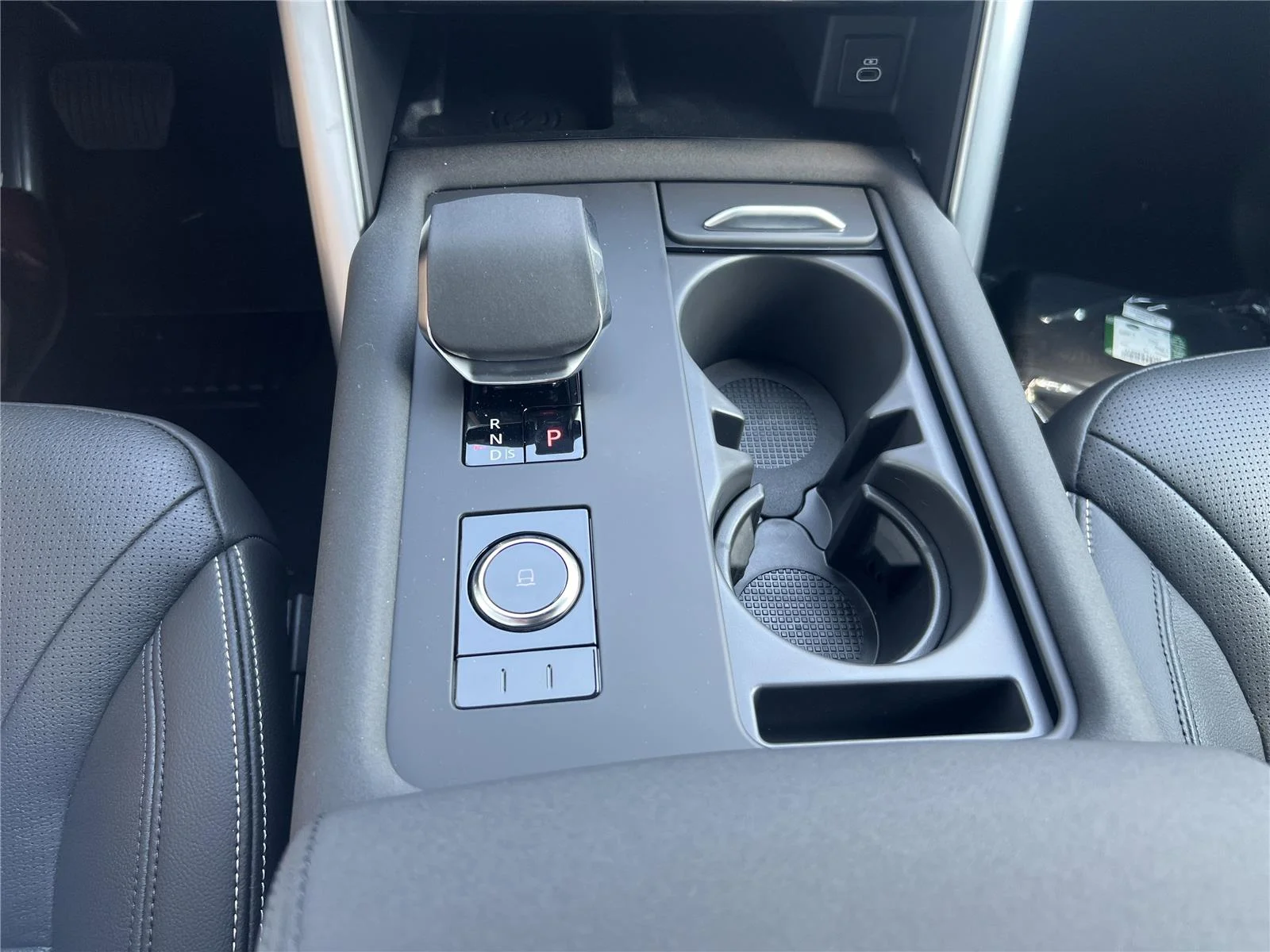 Used 2025 Eiger Grey Land Rover S image 15