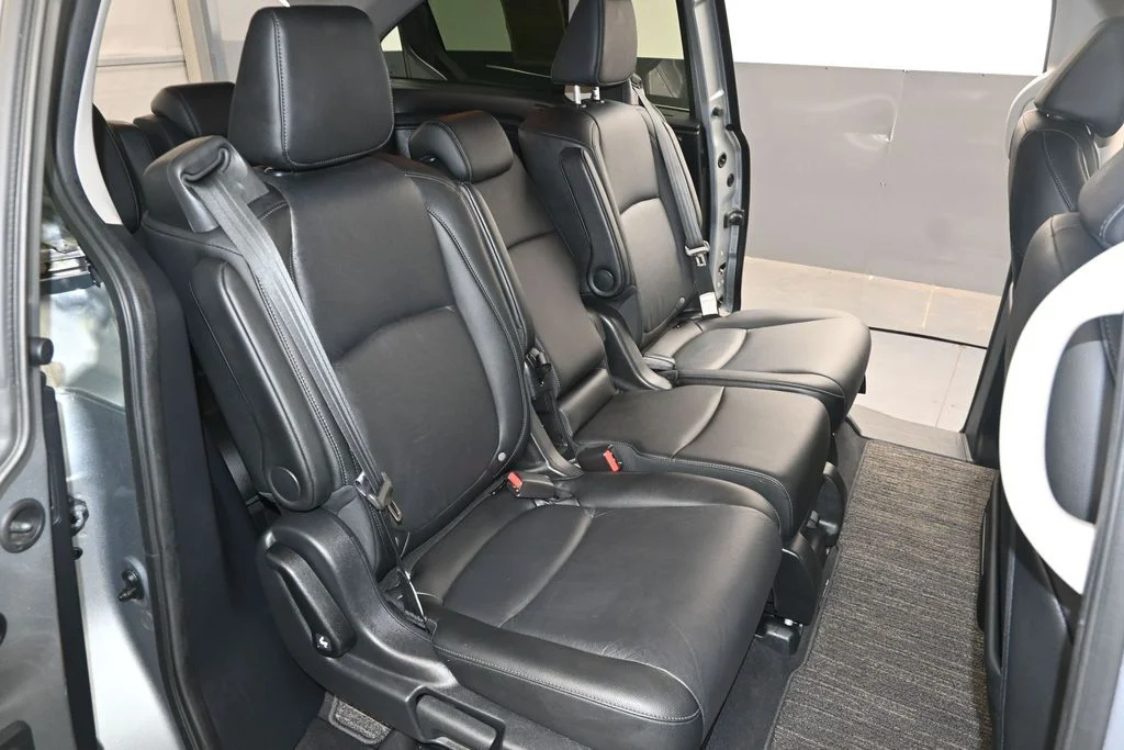 Used 2025 Solar Silver Metallic Honda EX-L image 28