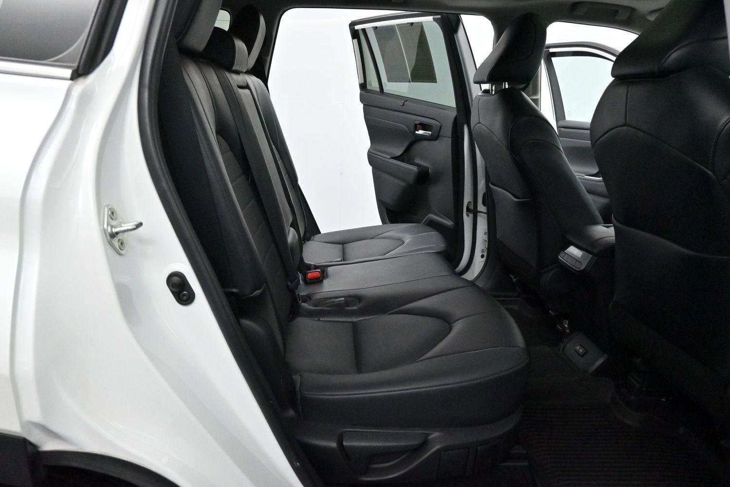 Used 2022 Wind Chill Pearl Toyota XLE image 36