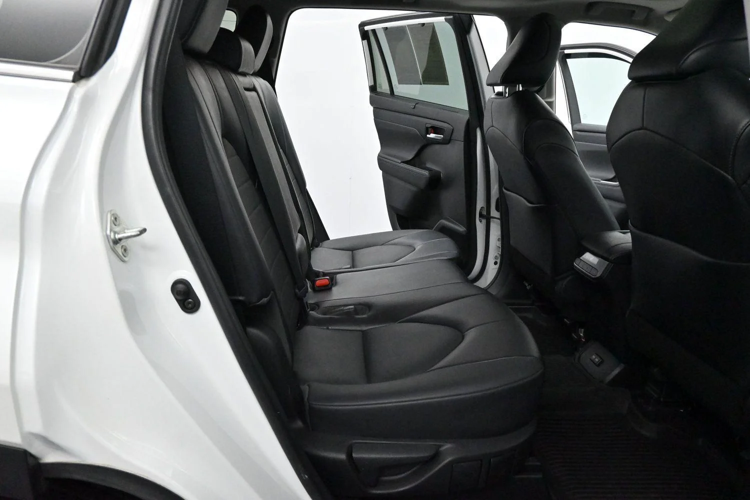 Used 2022 Wind Chill Pearl Toyota XLE image 36