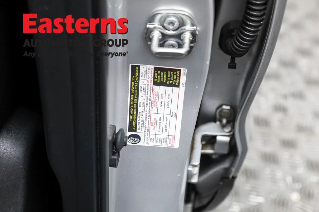 Used 2022 Silver Nissan SL image 33
