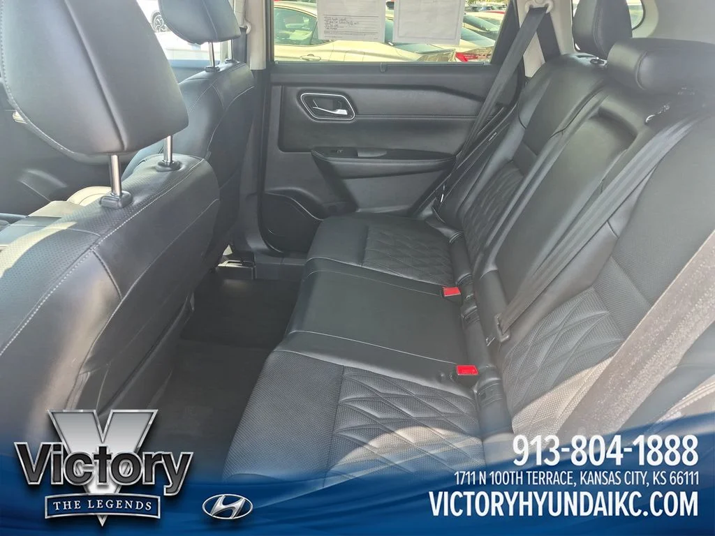 Used 2024 White Nissan Platinum image 25