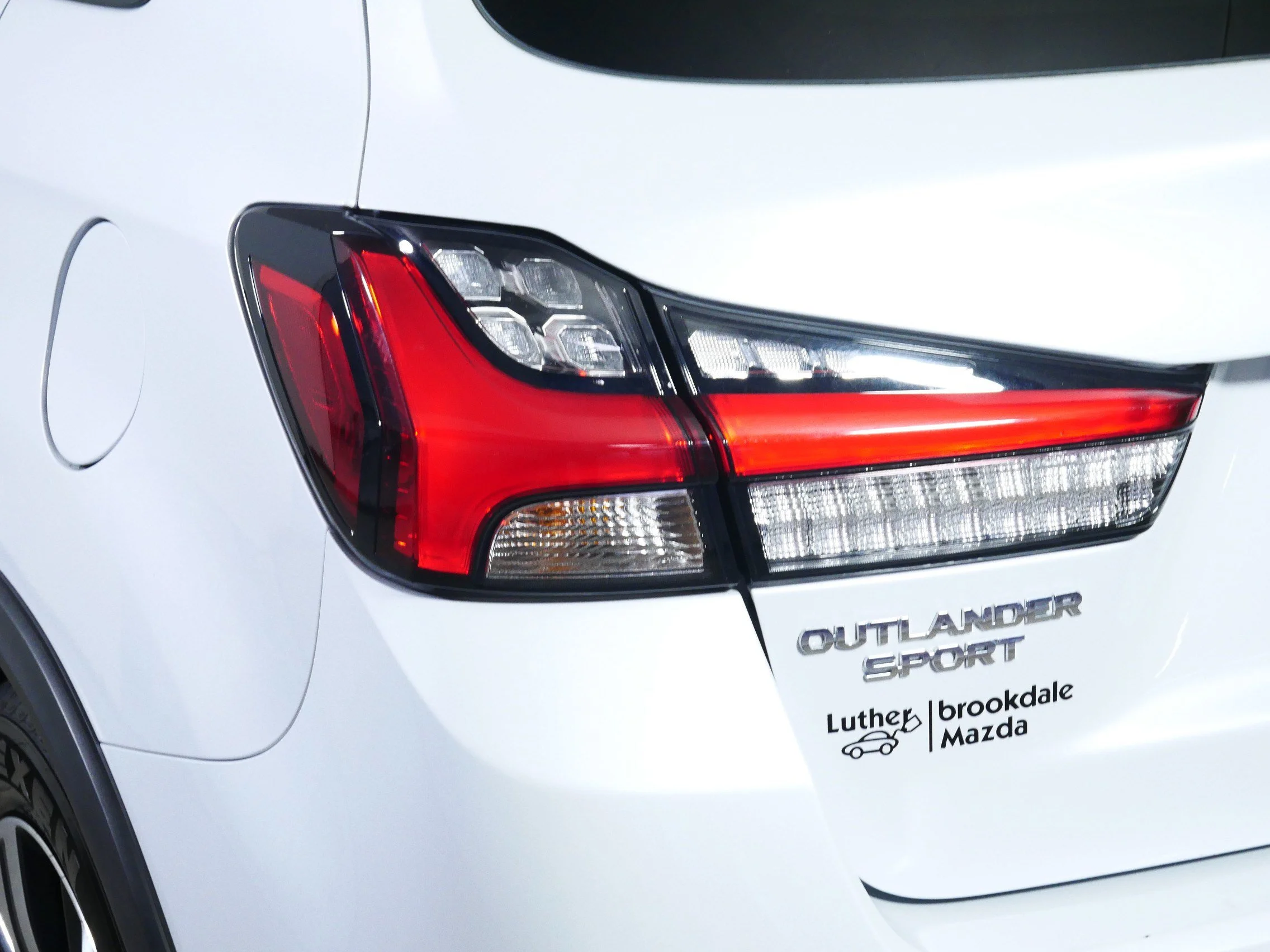 Used 2025 White Diamond Mitsubishi ES image 17