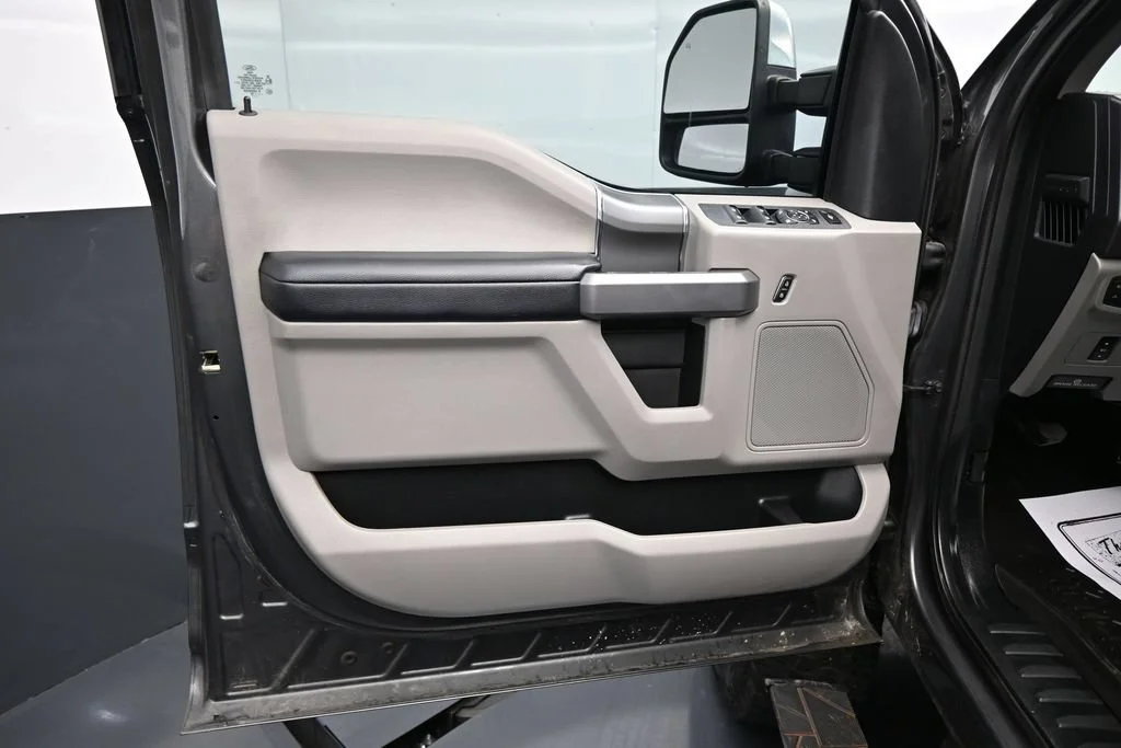 Used 2018 Gray Ford XLT image 12