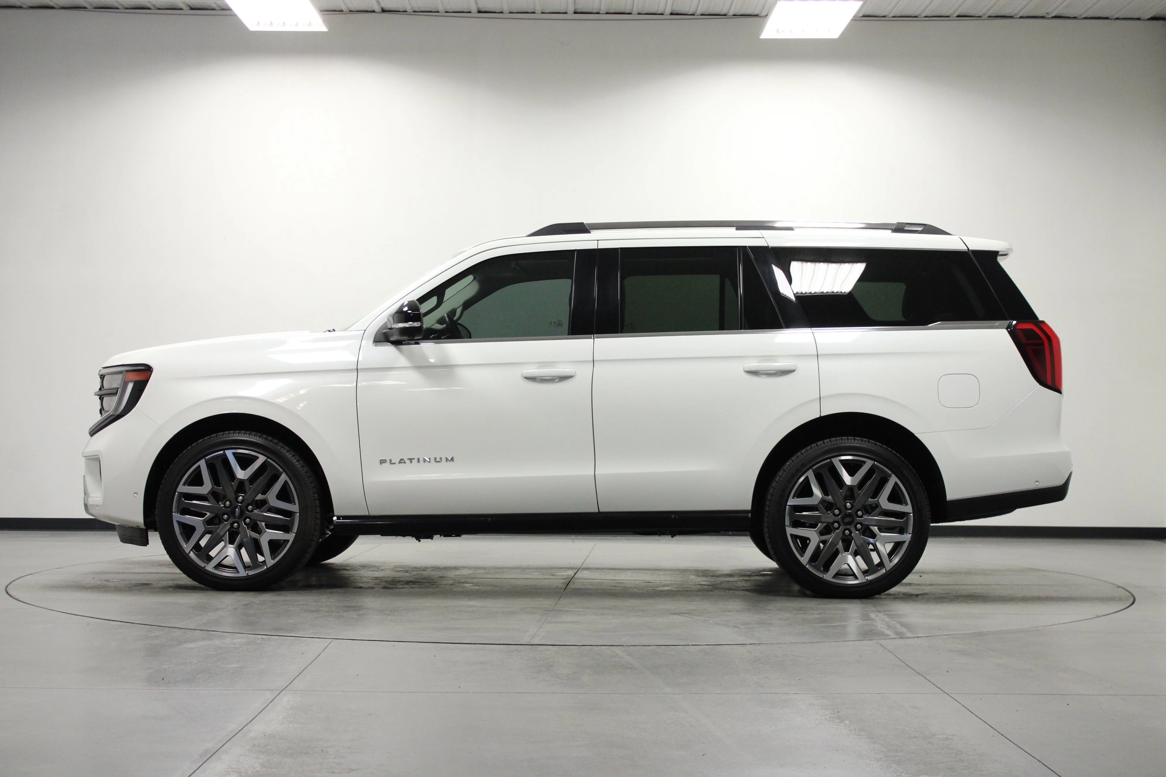 Used 2025 White Metallic Ford Platinum image 7