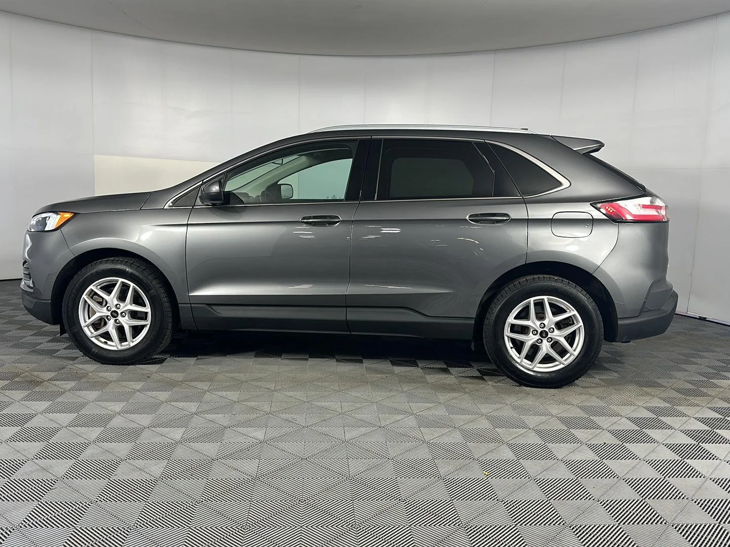 Used 2024 Carbonized Gray Ford SEL image 4