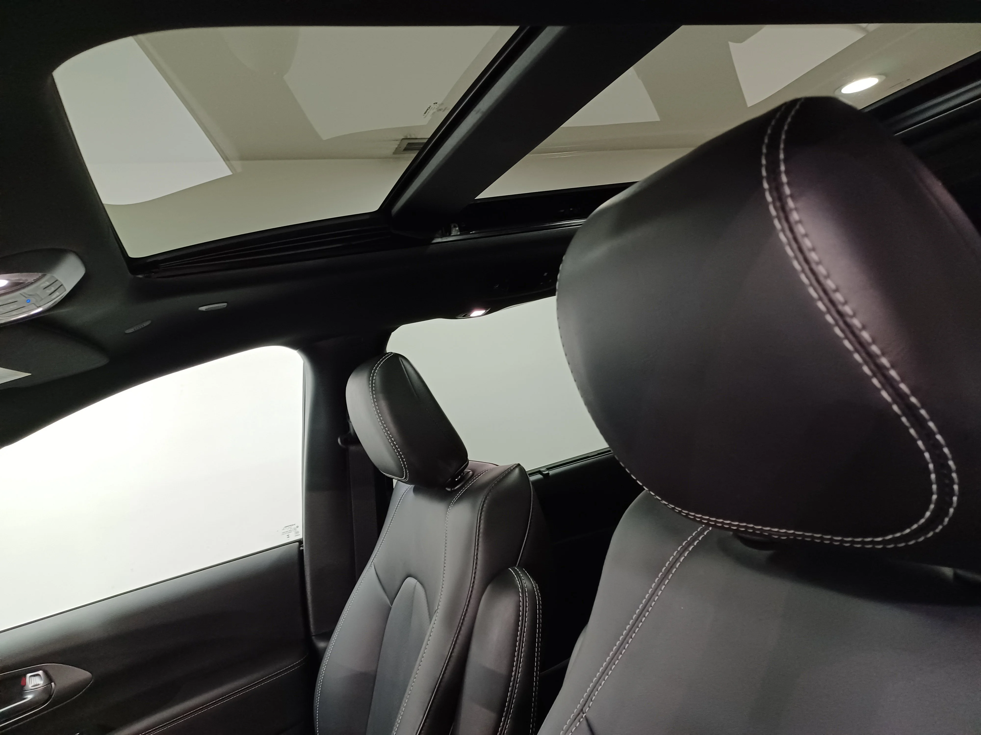Certified Used 2026 Diamond Black Crystal Pearl Chrysler Select AWD*7 Pass | Adaptive Cruise | Remote Start | Htd Leather | Pano Roof | Htd Wheel | CarPlay image 13