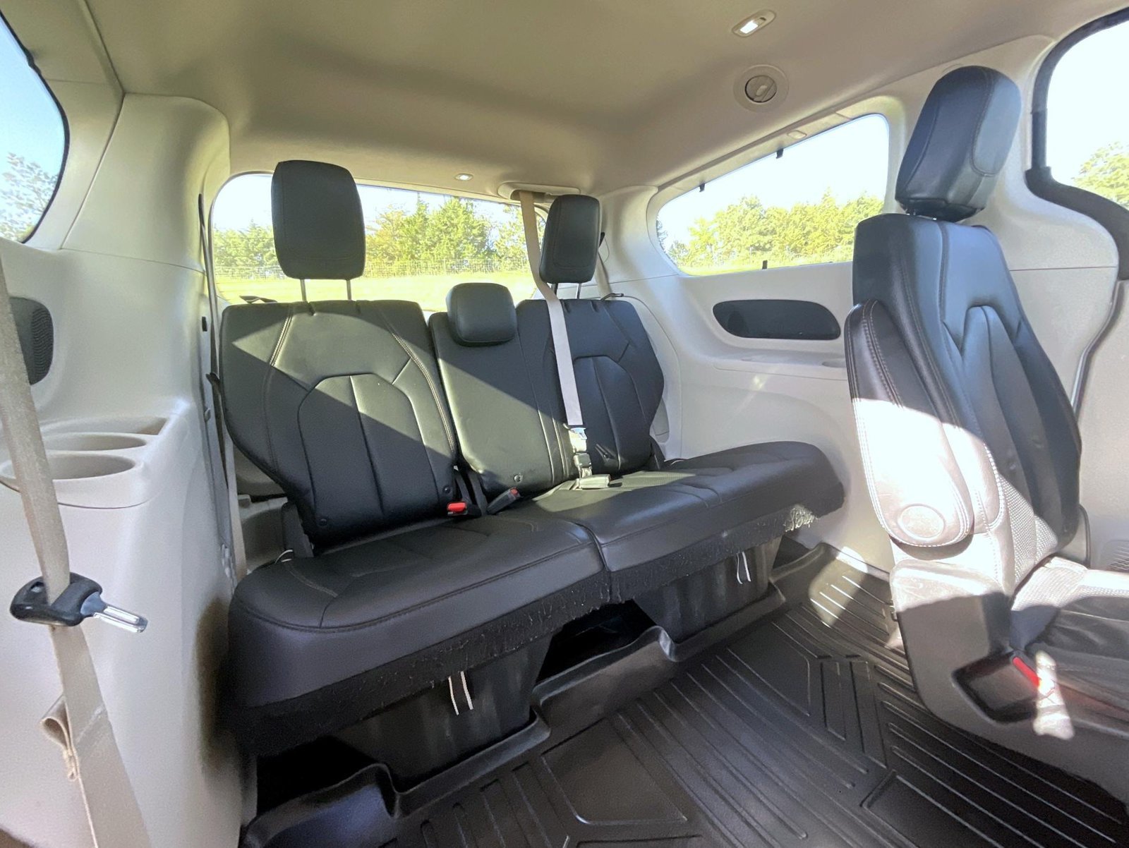 Used 2018 White Chrysler Touring L Plus image 21