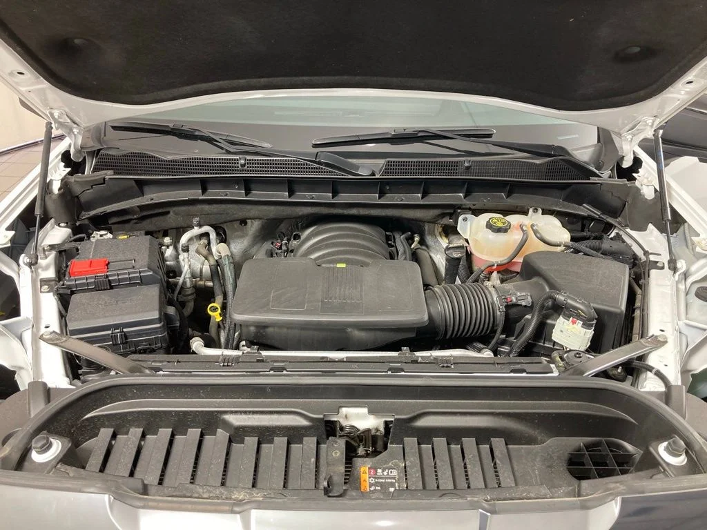 Used 2024 White GMC AT4 image 30