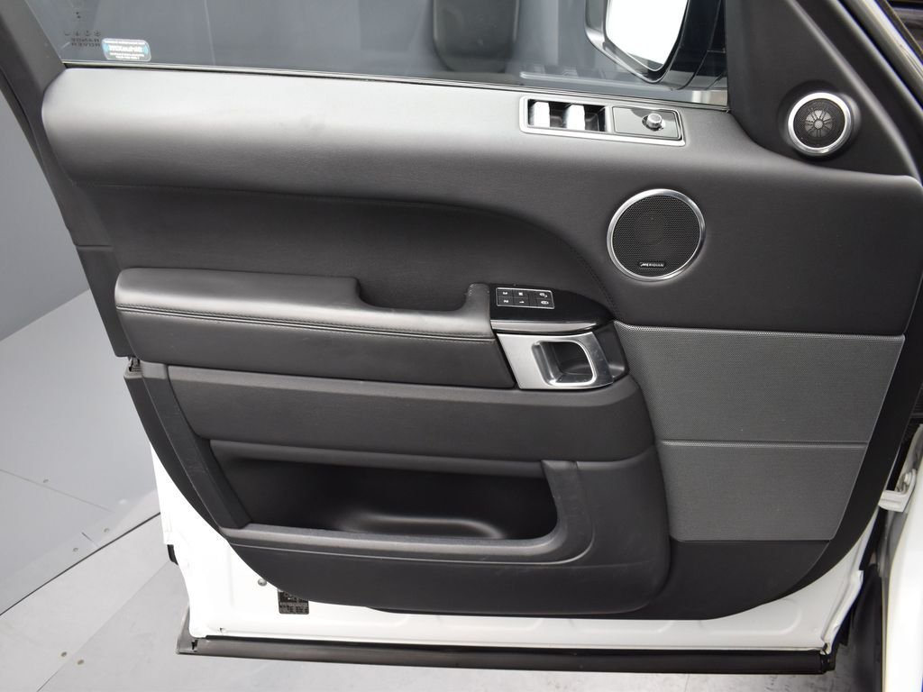 Used 2019 White Land Rover HSE image 9