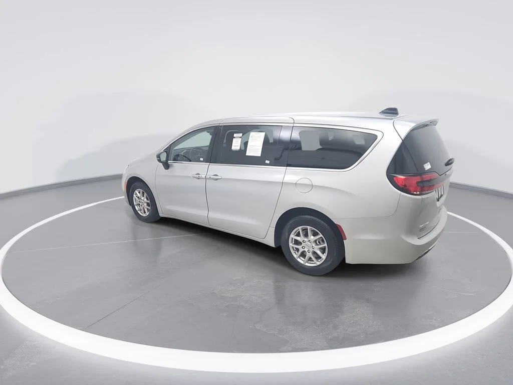 Used 2024 Silver Chrysler Touring L image 5