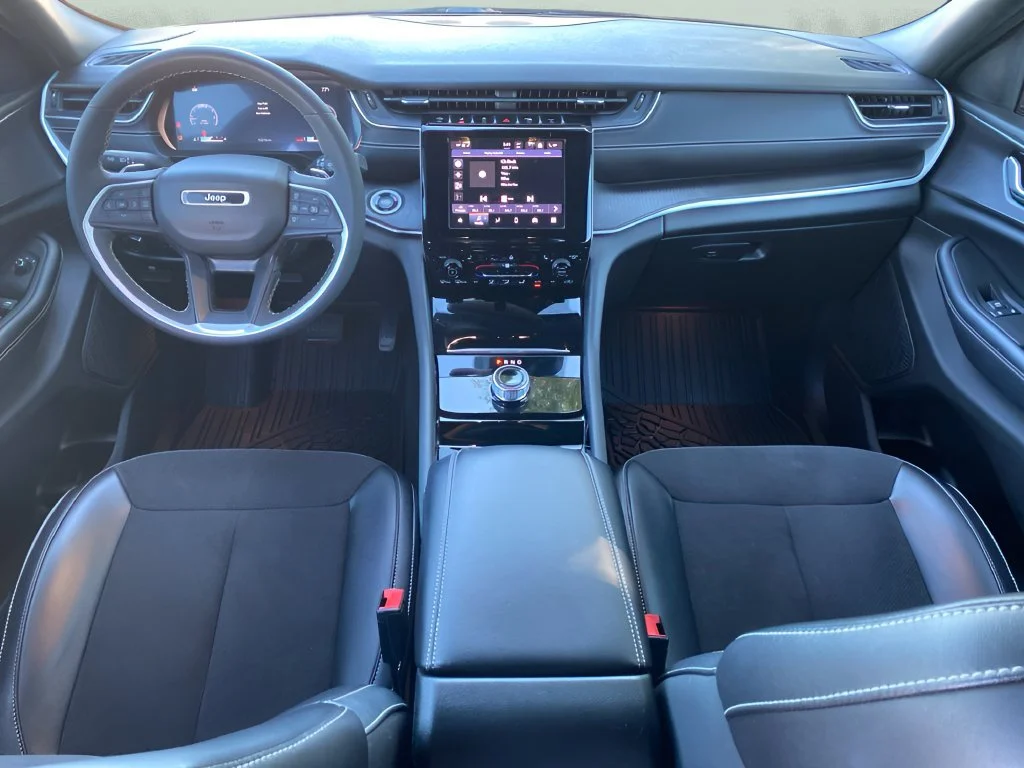 Used 2023 Red Jeep Altitude image 15