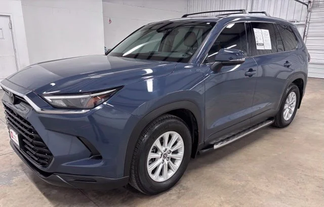 Used 2025 White Toyota XLE image 3