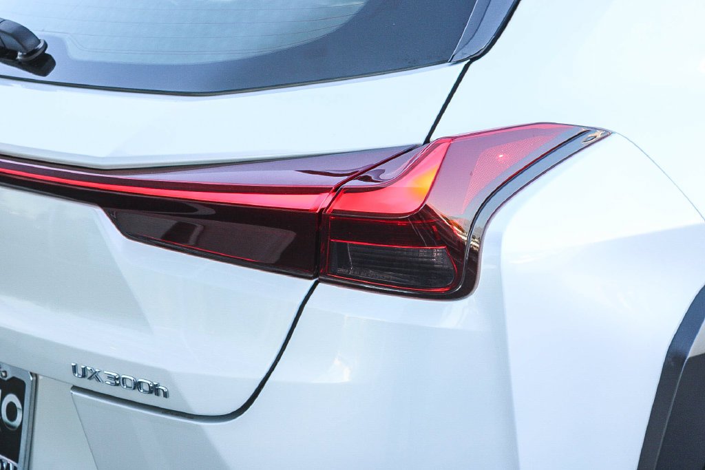 2025 Lexus UX Hybrid 300h - Photo 9