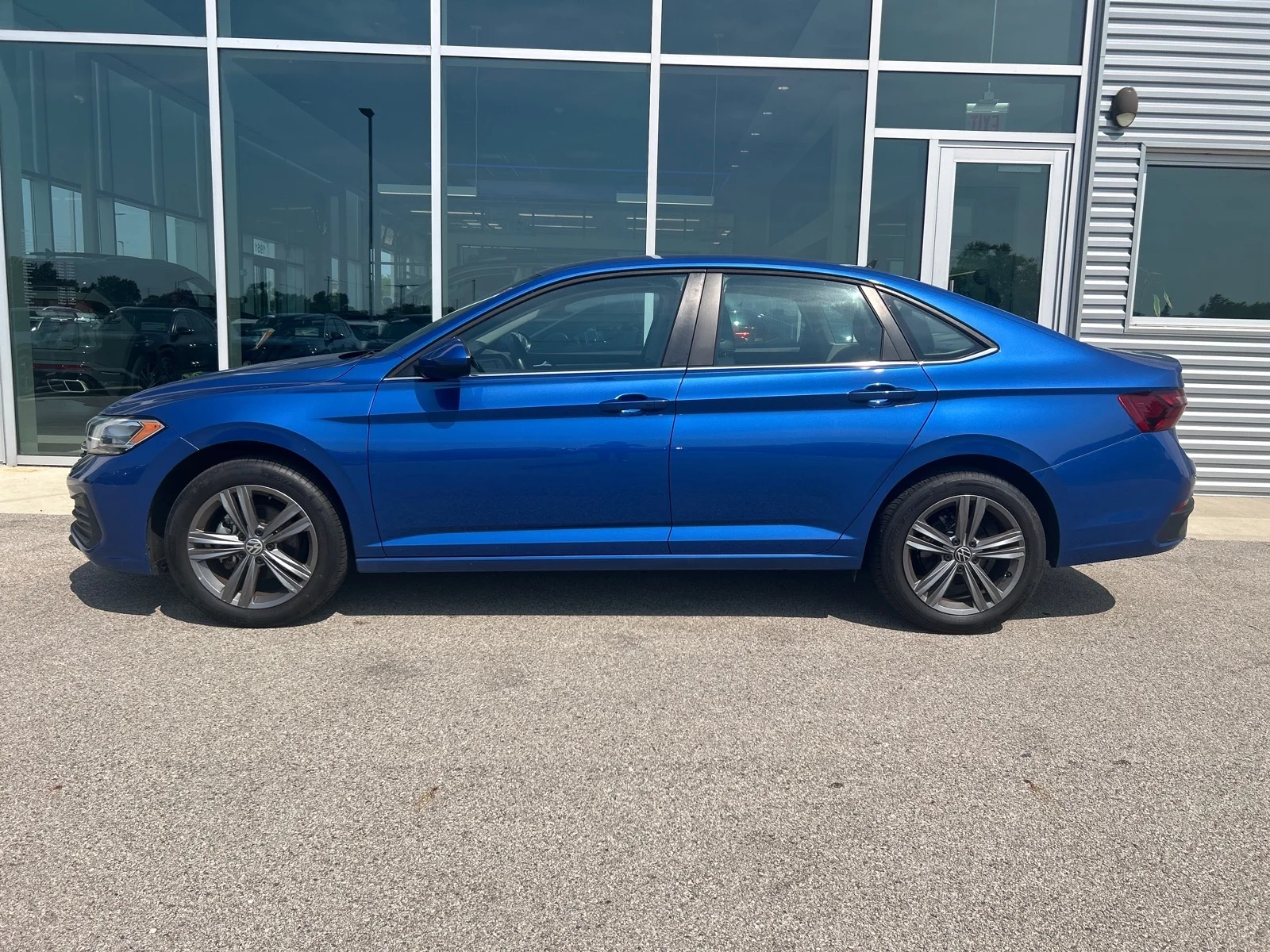 Used 2023 Blue Volkswagen SE AUTO image 2