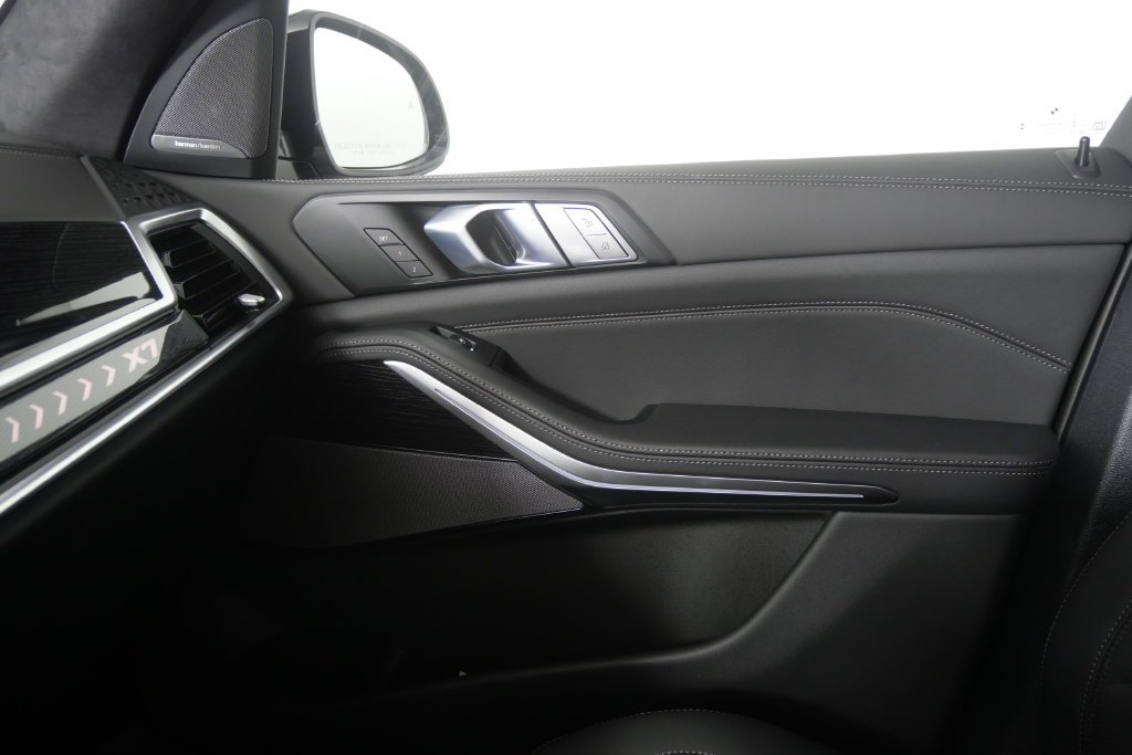 New 2027 Black Sapphire Metallic BMW xDrive40i image 27