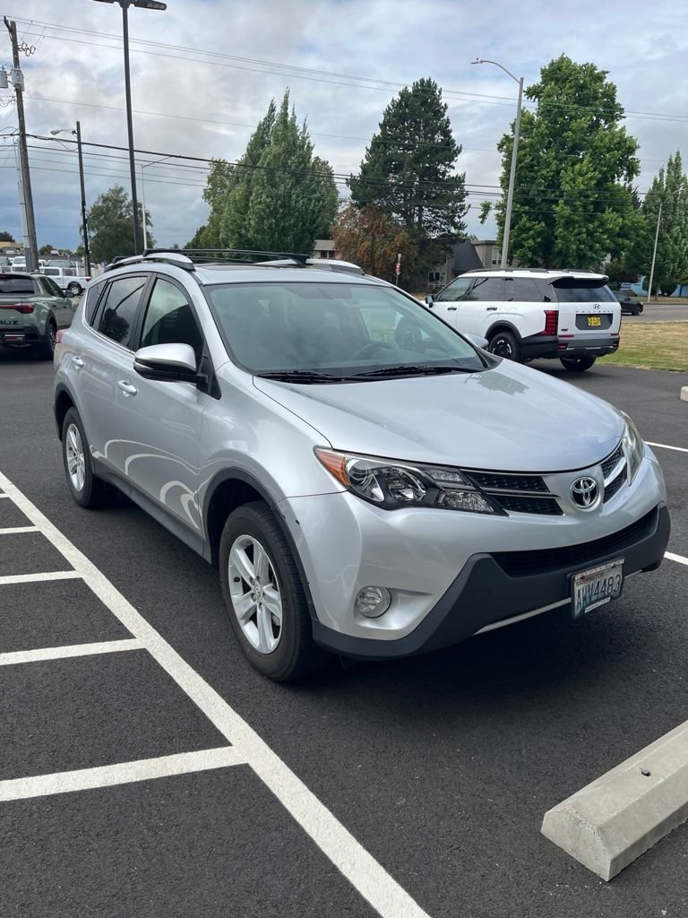 Used 2013 Classic Silver Metallic Toyota XLE image 3