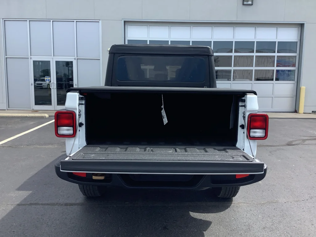 New 2026 Bright White Clear-Coat Exterior Paint Jeep  image 8