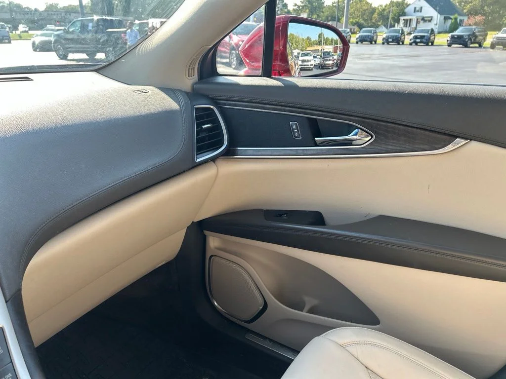Used 2017 Ruby Red Metallic Lincoln Select image 15