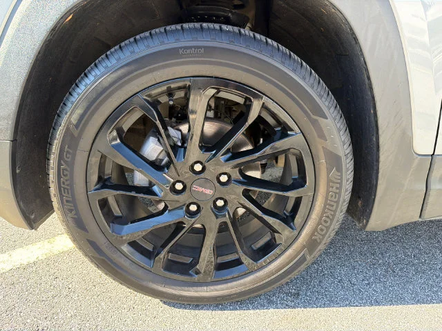 Used 2023 Sterling Metallic GMC SLT image 11
