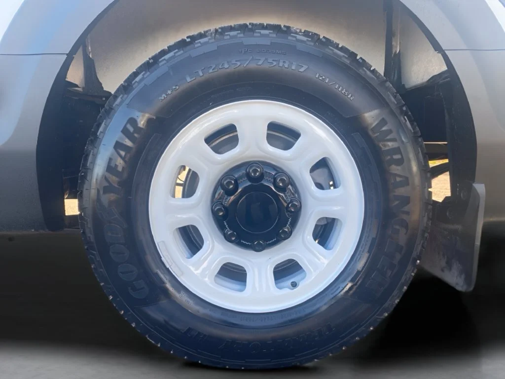 Used 2025 Oyster White Chevrolet EJY image 25