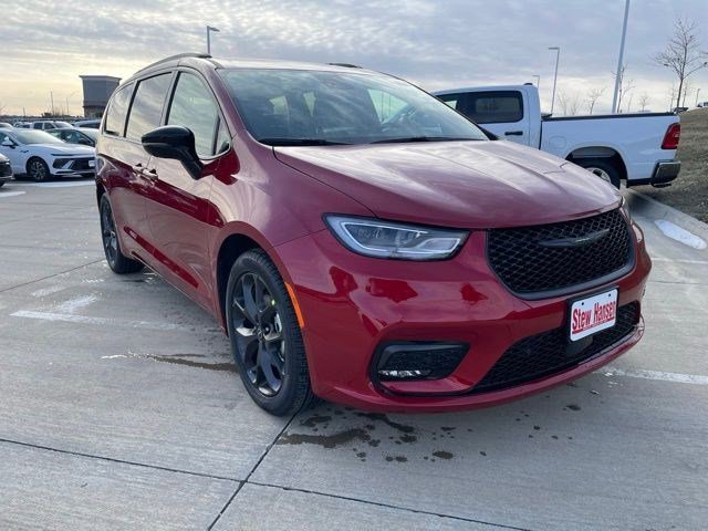 New 2026 Red Hot Pearlcoat Chrysler Select image 7