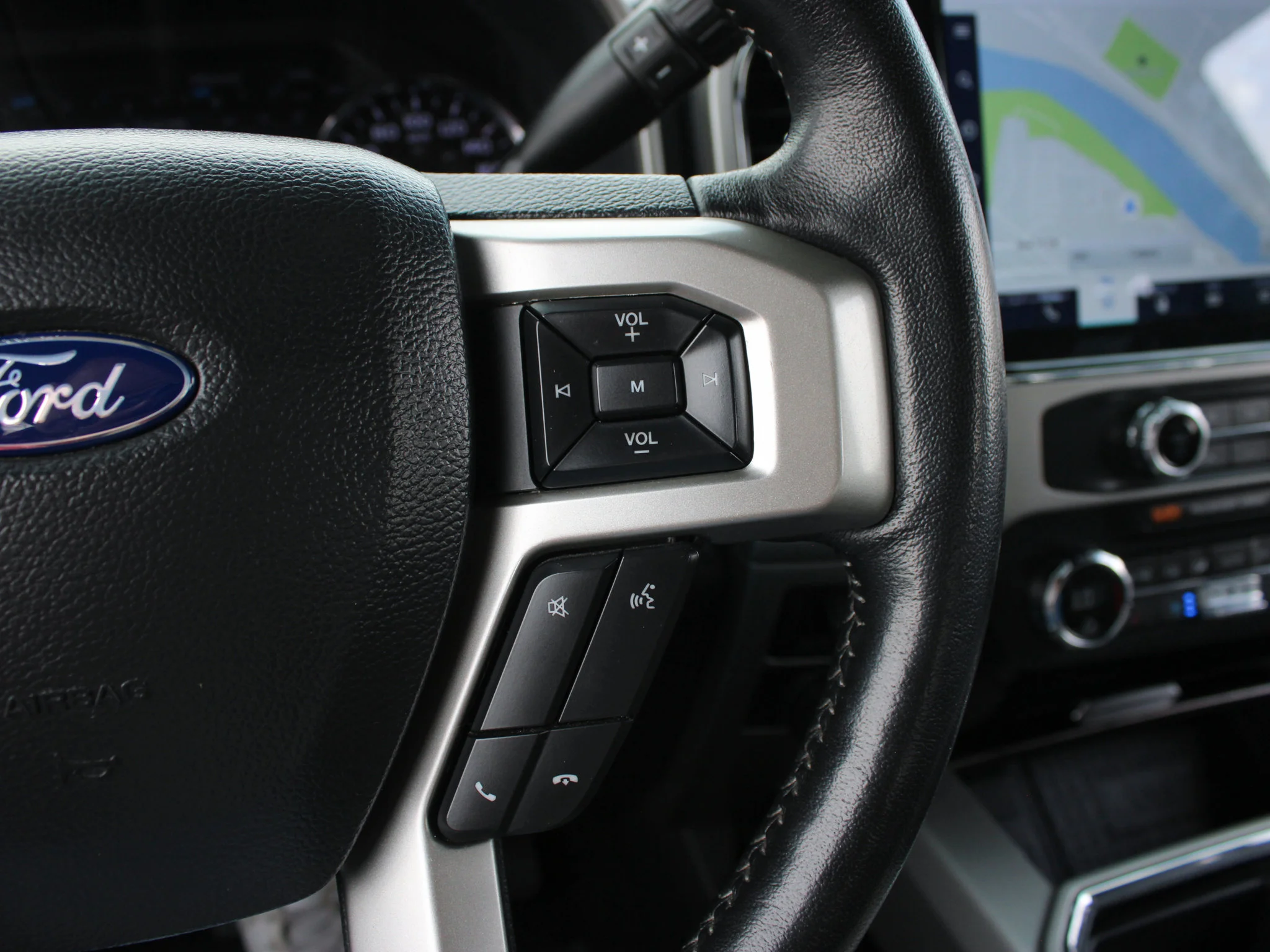 Used 2022 White Ford LARIAT * V8 Diesel | Heated/Vented Seats | Tonneau Cover | Apple CarPlay | Remote Start image 17