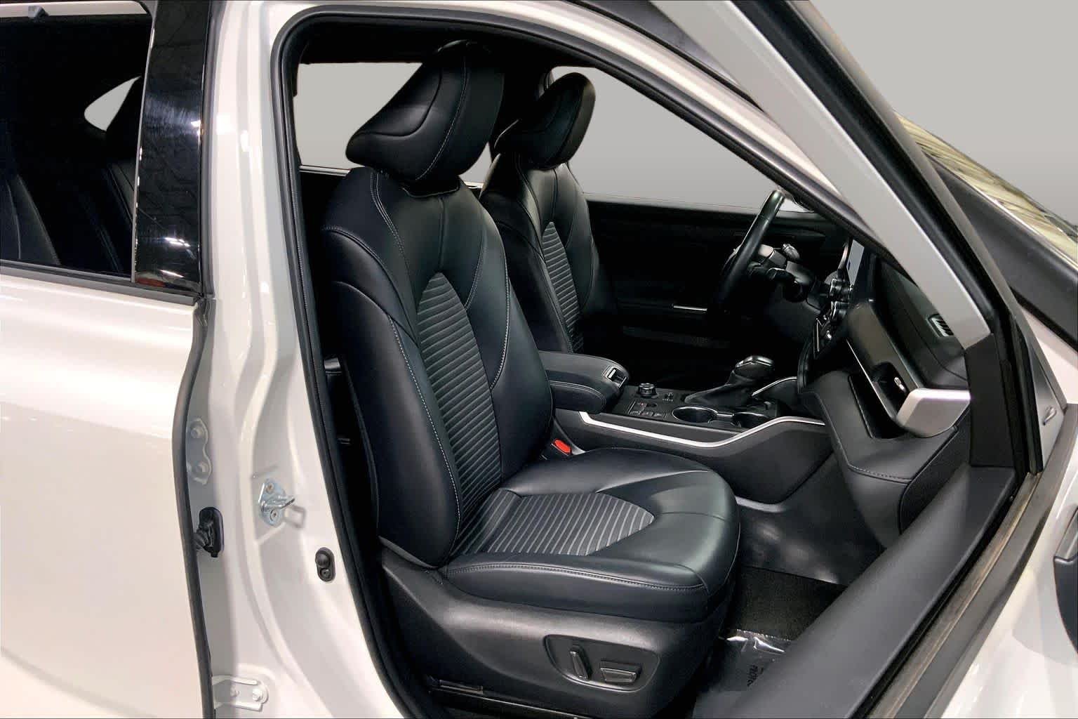 Used 2023 Wind Chill Pearl Toyota XSE image 9