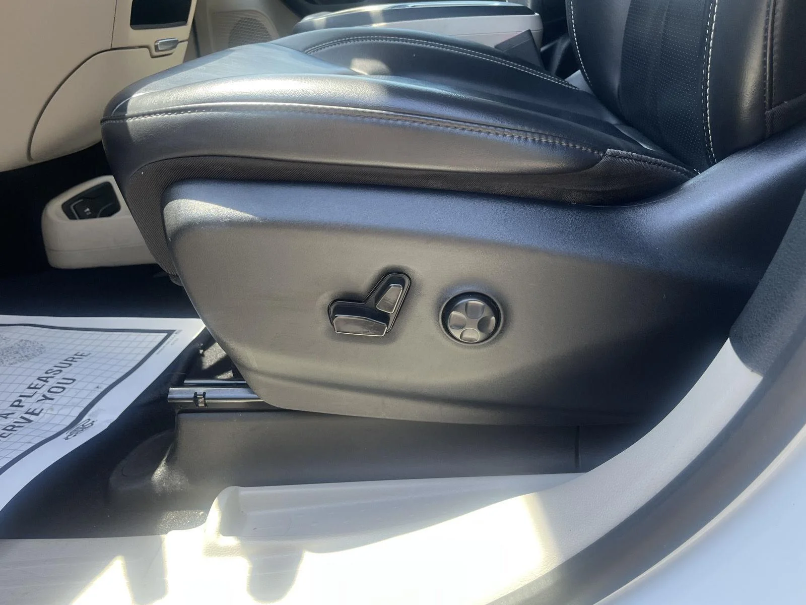 Used 2023 Bright White Clearcoat Chrysler Touring L image 19