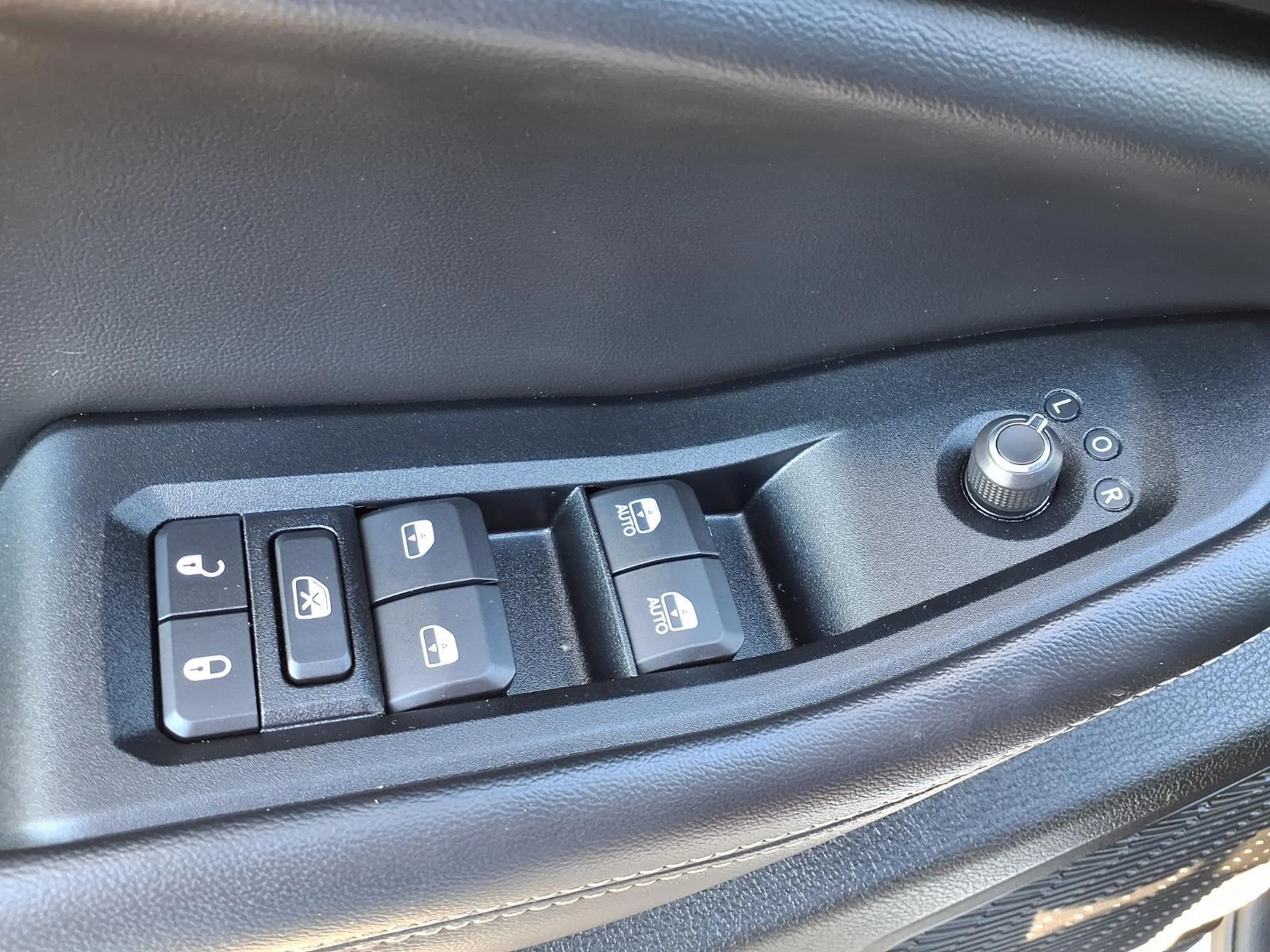 Used 2023 Silver Zynith Jeep Altitude image 8