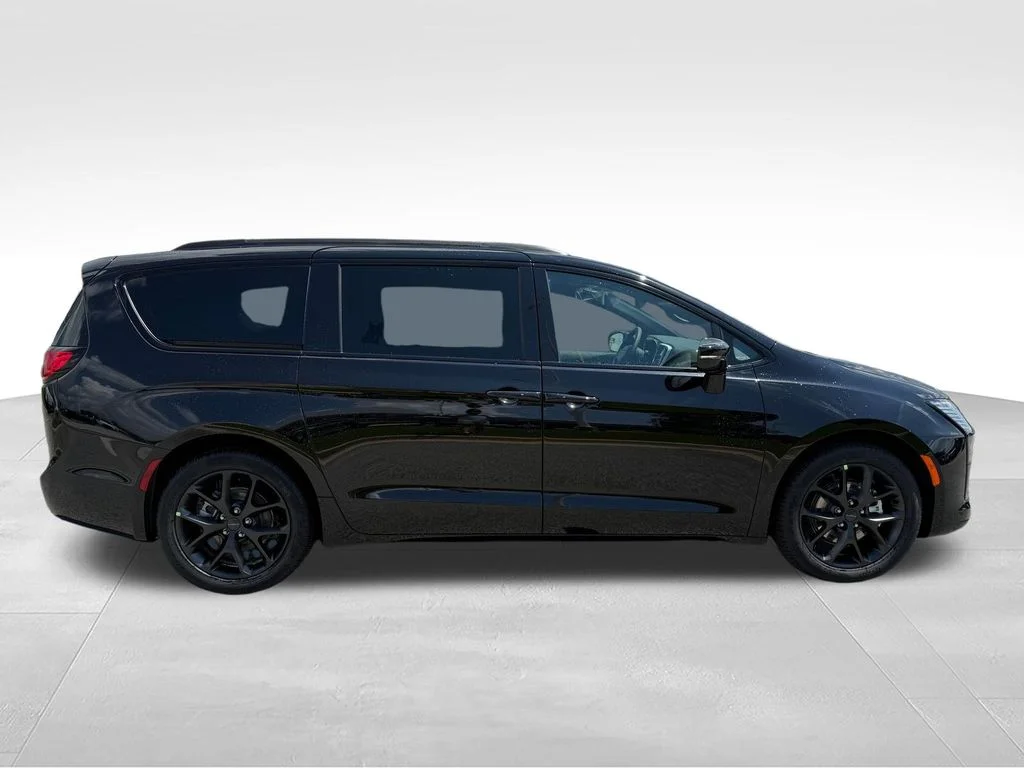 New 2027 Diamond Black Crystal Pearl-Coat Exterior Paint Chrysler Limited image 28