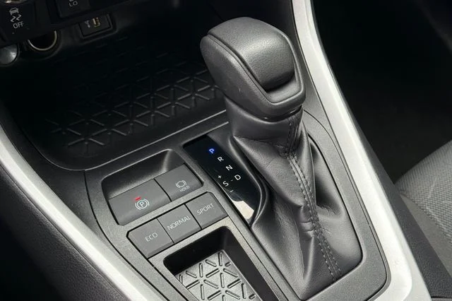 2025 Toyota RAV4 XLE - Photo 25